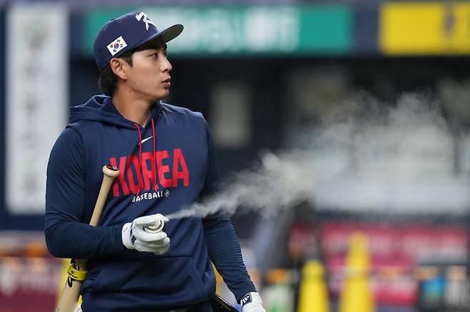 WBC 대표팀 주장 이정후가 1일 교세라돔 오사카에서 타격 훈련을 준비하고 있다. 오사카｜AP뉴시스