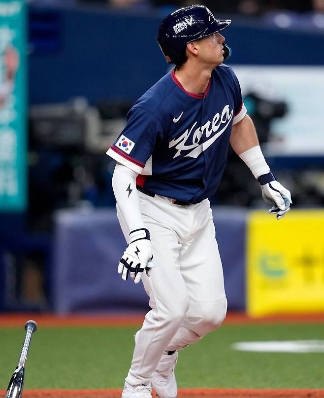 대표팀 셰이 위트컴이 3일 일본 오사카 교세라돔서 열린 오릭스 버펄로스와 2026 WBC 평가전서 5회초 좌월 솔로포를 친 뒤 타구를 바라보고 있다. 사진출처｜MLB코리아 공식 SNS
