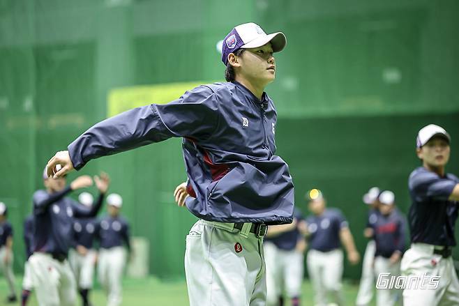 롯데 이서준이 지난달 25일 일본 미야자키 미야코노조구장서 열린 스프링캠프 도중 몸을 풀고 있다. 사진제공｜롯데 자이언츠