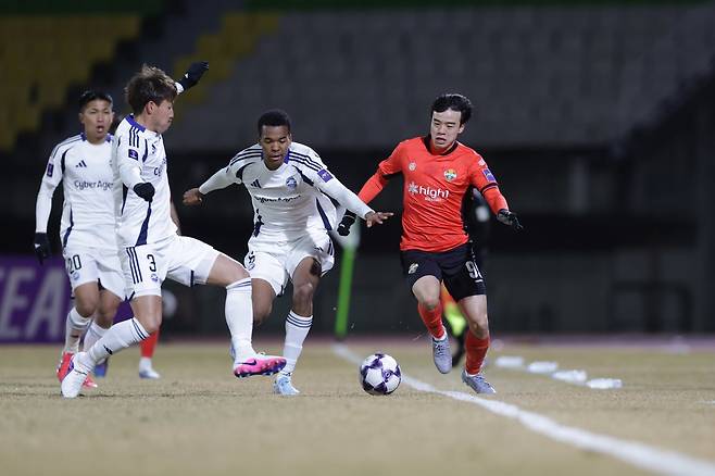강원 강준혁(오른쪽)이 3일 춘천송암스포츠타운서 열린 마치다 젤비아와 ACLE 16강 1차전 홈경기 도중 돌파를 시도하고 있다. 사진제공｜한국프로축구연맹