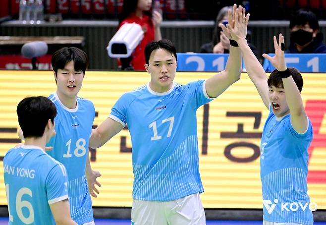 2일 한국전력전에서 동료들과 환호하는 대한항공 임동혁(가운데). KOVO 제공