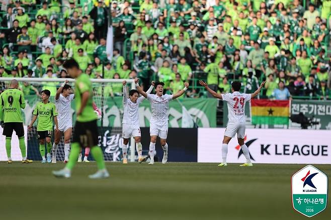 승격팀 부천FC 선수들이 지난 1일 전주월드컵경기장에서 열린 K리그1 전북 현대와 개막전에서 3-2로 승리한 뒤 기뻐하고 있다. 프로축구연맹 제공