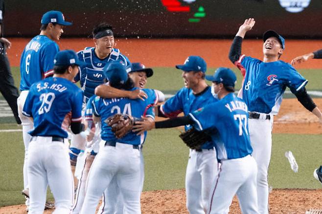 WBC 본선행을 확정한 대만 선수들이 환호하고 있다. 게티이미지코리아