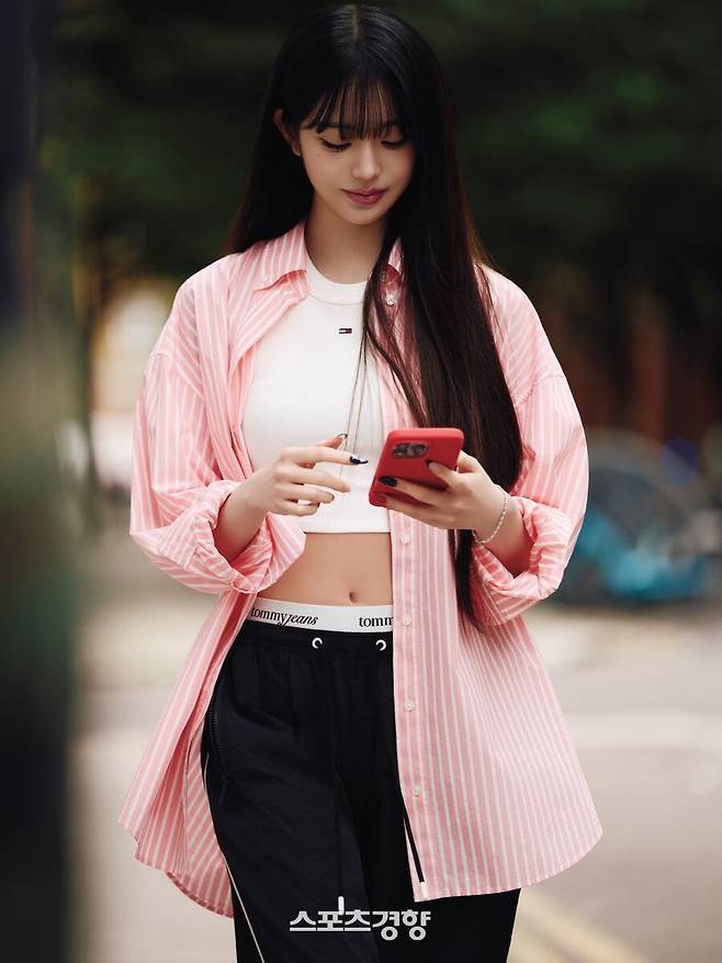 화보 촬영을 진행하고 있는 아이브 멤버 장원영. 타미 진스 제공