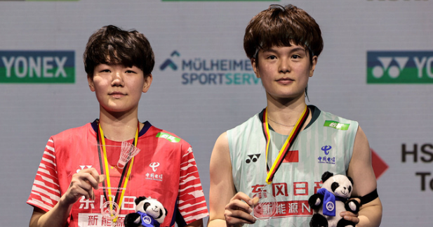 ▲ 한첸시(왼쪽)가 왕즈이를 꺾는 파란을 일으켰지만, 정작 중국 배드민턴계의 시선은 기쁨보다 깊은 고심에 빠진 모양새다. 자국 선수들끼리의 순위 다툼은 치열해지고 있으나, 안세영과의 거대한 격차는 좀처럼 좁혀지지 않고 있기 때문이다. ⓒ 시나스포츠