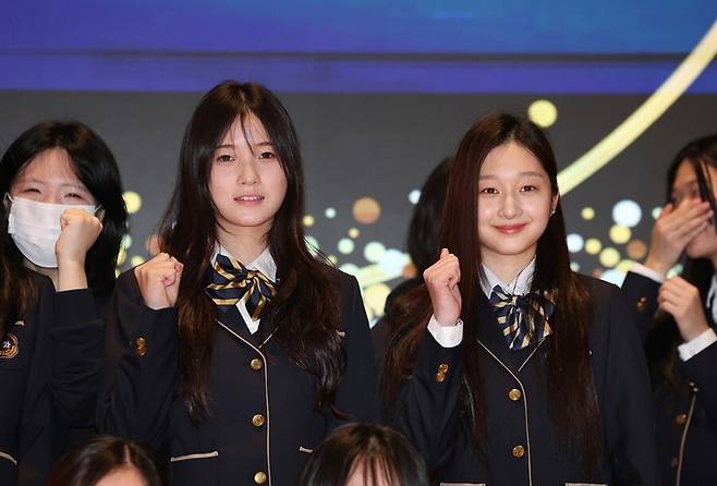 ▲ 2026 밀라노-코르티나담페초 동계올림픽에 출전한 스노보드 최가온(왼쪽)과 피겨스케이팅 신지아가 3일 재학 중인 서초구 세화여자고등학교에서 열린 고3 시업식에서 반 친구들과 기념촬영을 하고 있다. ⓒ연합뉴스