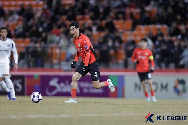 ▲ 3일 춘천 송암스포츠타운에서 강원FC와 일본의 마치다 젤비아의 2025-26시즌 아시아 챔피언스리그 엘리트 16강 1차전이 열렸다. 홈팀 강원의 승리가 반드시 필요했으나 득점없이 비겨 2차전 원정 경기 부담을 안게 됐다. ⓒ 한국프로축구연맹