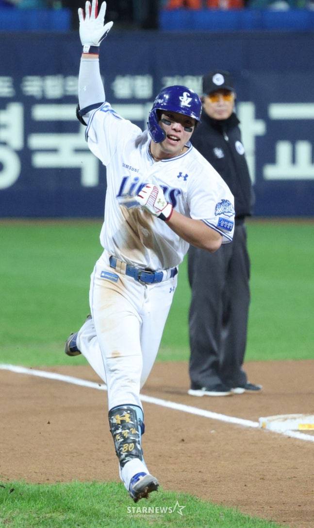 2025 KBO리그 플레이오프 4차전 삼성 라이온즈 대 한화 이글스전이 22일 대구 삼성라이온즈파크에서 열렸다. 삼성 김영웅이 6회말 1사 1,3루에서 3점 홈런을 날리고 홈인하고 있다. /사진=김진경 대기자