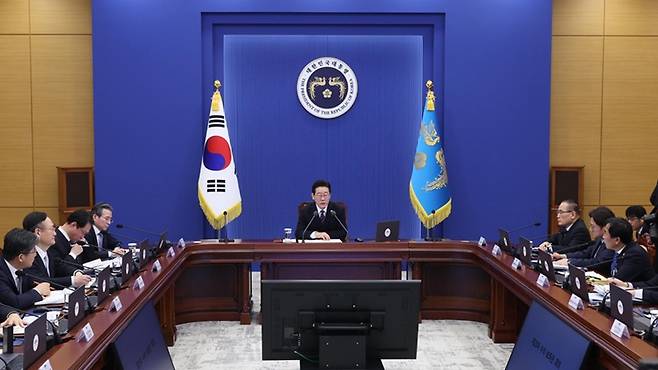 이재명 대통령이 다주택자를 압박하는 발언을 연일 쏟아내자 서울 아파트 매매가격이 하락세로 돌아섰다.[사진｜뉴시스]