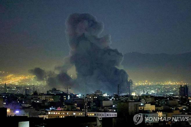 연기 피어오르는 이란 테헤란 [AFP=연합뉴스 자료사진. 재판매 및 DB 금지]