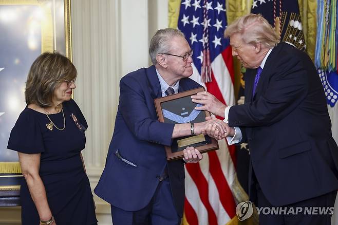 명예 훈장 수여하는 트럼프 [EPA 연합뉴스. 백악관 공동취재. 재판매 및 DB 금지]