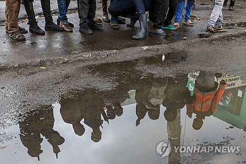 2025년 7월 7일 케냐 나이로비에서 반정부 시위에 참여한 청년들의 모습이 물웅덩이에 비치고 있다. [EPA 연합뉴스 자료사진. 재판매 및 DB 금지]