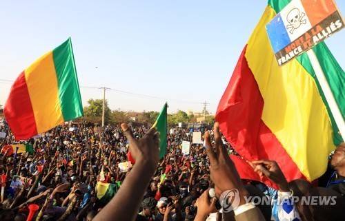 2022년 아프리카 말리에서 열린 시위에서 한 참가자가 '프랑스와 그 동맹국들에 죽음을'이라는 구호가 적힌 팻말을 들고 있다.
[EPA 연합뉴스 자료사진. 재판매 및 DB 금지]