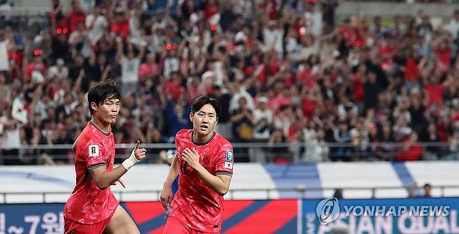 팀 세 번째 골 넣은 오현규 (서울=연합뉴스) 김인철 기자 = 10일 서울월드컵경기장에서 열린 2026 북중미 월드컵 아시아 3차 예선 최종전 한국과 쿠웨이트의 경기. 후반전 팀 세 번째 골을 넣은 한국 오현규가 기뻐하고 있다. 2025.6.10 yatoya@yna.co.kr