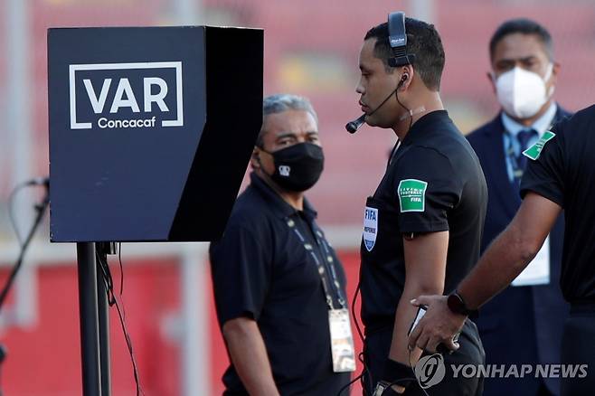 VAR 온필드리뷰를 실시하고 있는 주심 [EPA=연합뉴스 자료사진]