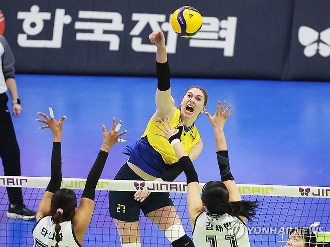 공격하는 카리 (수원=연합뉴스) 홍기원 기자 = 24일 경기도 수원실내체육관에서 열린 프로배구 V리그 여자부 현대건설 힐스테이트와 한국도로공사 하이패스의 경기. 현대건설 카리가 공격하고 있다. 2026.2.24 xanadu@yna.co.kr