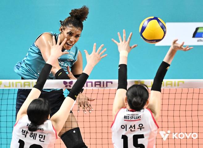 공격하는 GS칼텍스의 실바(뒤쪽 왼편) [한국배구연맹 제공. 재판매 및 DB 금지]