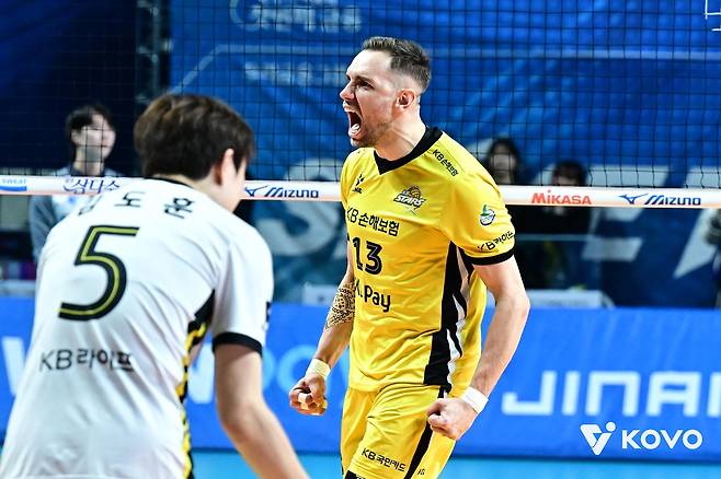 득점 후 기뻐하는 KB손해보험의 비예나(오른쪽) [한국배구연맹 제공. 재판매 및 DB 금지]