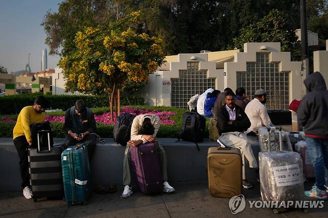 두바이서 발 묶인 탑승객들 두바이 국제공항 폐쇄로 발이 묶인 탑승객들이 1일(현지시간) 공항 주차장에서 도움을 기다리고 있다. [AP 연합뉴스 자료사진. 재판매 및 DB 금지]