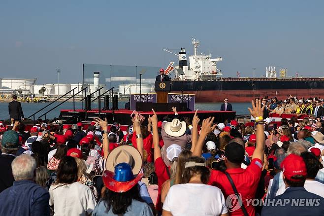 지난달 27일 텍사스주 코퍼스 크리스티 항구에서 연설하는 트럼프 대통령 [AP 연합뉴스 자료사진. 재판매 및 DB 금지]