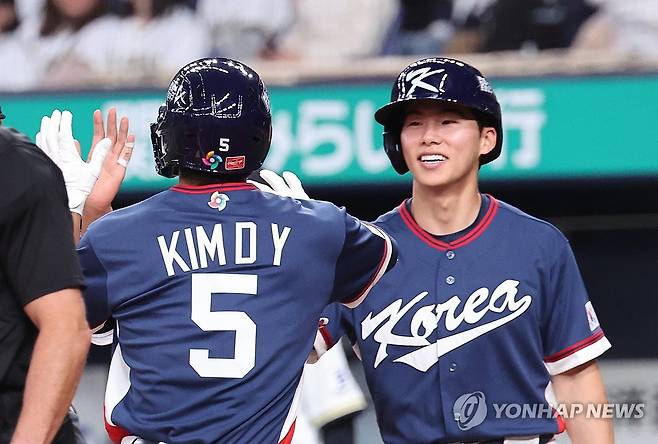 '쓰리런포' 김도영, 김혜성과 자축 (오사카=연합뉴스) 임화영 기자 = 3일 일본 오사카 교세라돔에서 열린 월드베이스볼클래식(WBC) 평가전 한국 대표팀과 일본 프로야구 오릭스 버펄로스와의 경기.
    2회초 2사 1, 3루 한국 김도영이 3점 홈런을 친 뒤 김혜성과 기쁨을 나누고 있다. 2026.3.3 hwayoung7@yna.co.kr