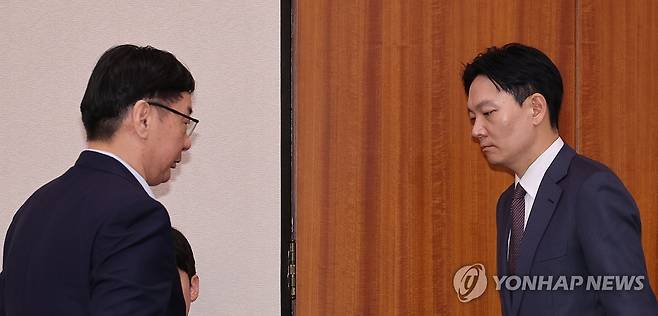 법사위 국감서 지나치는 박상용-이화영 (서울=연합뉴스) 박동주 기자 = 지난해 10월 14일 서울 여의도 국회에서 열린 법무부 등에 대한 법제사법위원회 국정감사에서 국민의힘 나경원 의원의 질의가 이어지고 있는 가운데 박상용 법무연수원 교수가 발언대로, 이화영 전 경기도 평화부지사가 답변을 마치고 자리로 향하고 있다. 2025.10.14 pdj6635@yna.co.kr