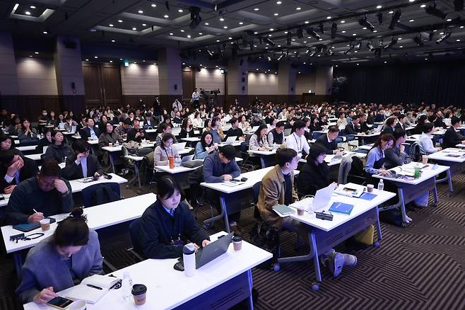 코이카 주최 '2026 개발협력 참여전략 설명회' 참석자들 (서울=연합뉴스) 한국국제협력단(코이카)이 3일 서울 영등포구 중소기업중앙회 KBIZ홀에서 개최한 '2026 개발협력 참여전략 설명회'에서 기업 및 유관기관 관계자들이 발표 내용을 경청하고 있다. 2026.3.3 [코이카 제공. 재판매 및 DB 금지]