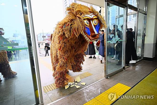 정월대보름 지신밟기 행사 (속초=연합뉴스) 3일 강원 속초시청에서 속초사자놀이보존회가 주관한 '2026 정월대보름 지신밟기' 행사가 열리고 있다. 2026.3.3 [속초시 제공. 재판매 및 DB 금지] ryu@yna.co.kr