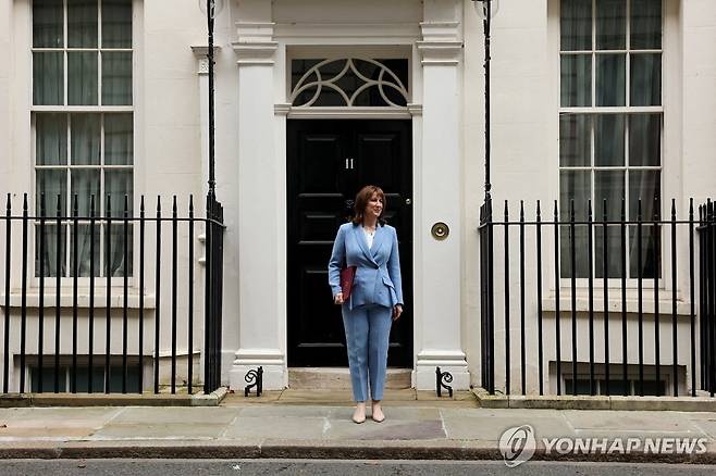 리브스 재무장관이 3일 봄 재정계획 발표를 위해 다우닝가 11번지 집무실을 나서고 있다 [로이터 연합뉴스. 재판매 및 DB 금지]