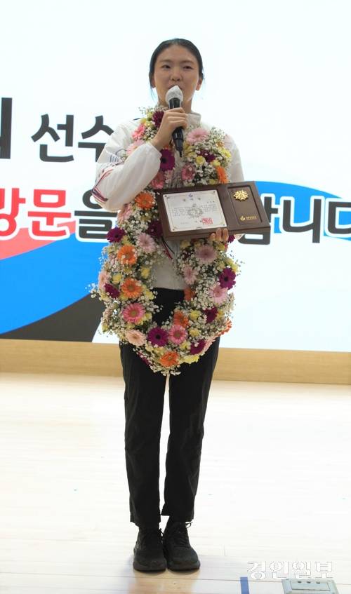 4일 오전 하남시청 대강당에서 2026 밀라노·코르티나담페초 동계올림픽 쇼트트랙 여자 3천m 계주 금메달리스트 심석희 선수가 하남시의 감사장을 받은 뒤 감사의 인사말을 하고 있다. 심 선수는 부모님과 함께 하남 감일신도시에 살고 있다. 2026.3.4 하남/문성호기자 moon23@kyeongin.com