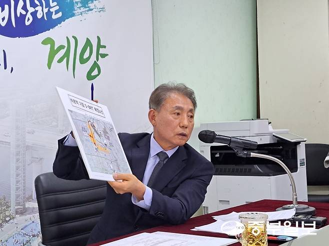 3일 윤환 계양구청장이 계양구청 브리핑룸에서 기자회견을 열고 박촌역 인근 부동산 이해충돌 의혹에 대해 해명하고 있다. 심형식 기자