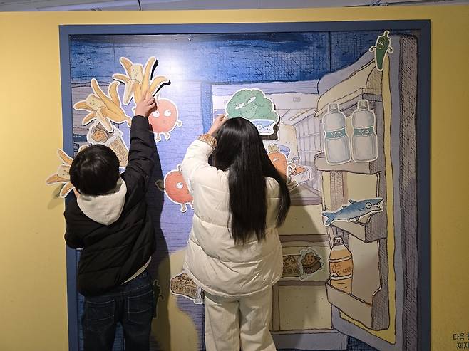 전시 '그림책이 참 좋아'에서 어린이 관람객들이 윤정주 작가의 '꽁꽁꽁' 시리즈 자석붙이기를 체험하고 있다. 정경아 기자