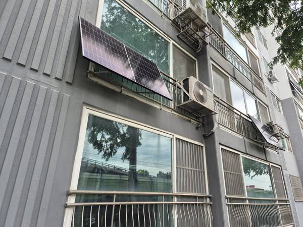 공동주택에 미니태양광이 설치된 모습. 광주광역시 제공&nbsp;