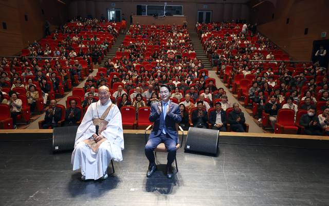 3일 오후 고창문화의전당에서 열린 ‘군민 행복 고창포럼’에서 강연자로 나선 법륜 스님과 심덕섭 고창군수가 관객들과 함께 기념촬영을 하고 있다. /박현표 기자