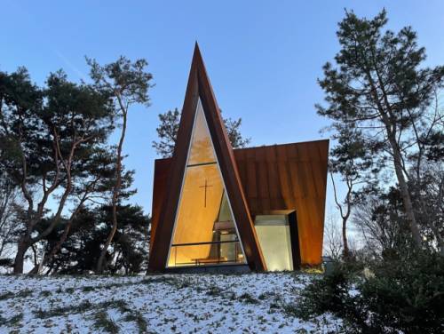 파란 하늘과 하얀 눈밭, 붉은 녹이 스민 초막 셋이 강력한 색채의 대비를 이룬다. /전주 건축사협회 제공