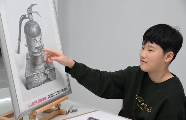 안유겸 학생이 처음 완성한 소화기 소묘 작품. /김구연 기자