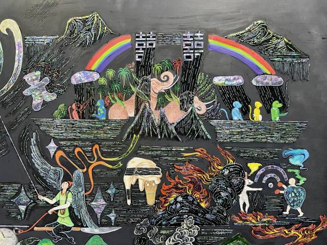 김은진 작가의 작품 세부컷. 인간군상과 상상 속 존재들이 뒤섞인 입체적 풍경을 전통 자개 공예로 나타냈다. 이연정 기자