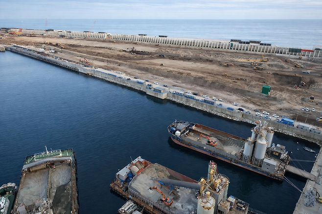 2028년 개항을 목표로 공사가 한창인 울릉공항 건설 현장. 활주로가 들어설 매립지 위로 중장비들이 분주하게 움직이면서 부지 조성 작업을 진행하고 있다. /황진영 기자