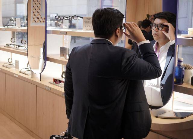 2026년 3월 2일 스페인 바르셀로나에서 열린 MWC 현장에서 한 관람객이 인공지능(AI)이 탑재된 메타의 스마트 글래스를 시연해보고 있다. [사진=최연재 기자]