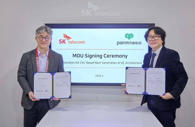 SKT는 스페인 바르셀로나에서 열리고 있는 MWC26에서 파네시아와 ‘CXL 기반 차세대 AI DC 구조(아키텍처)’ 공동 개발을 위한 업무협약(MOU)을 체결했다고 4일 밝혔다. MWC26 SKT 미팅룸에서 기념 촬영 중인 정석근 SKT AI CIC장(왼쪽)과 정명수 파네시아 대표. [사진=SK텔레콤]