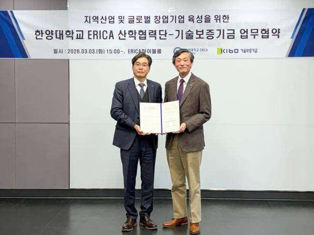 오은식 기보 인천지역본부장(왼쪽)과 유종석 에리카 산학협력단장이 업무협약 후 기념촬영을 하고 있다. [사진=기술보증기금]