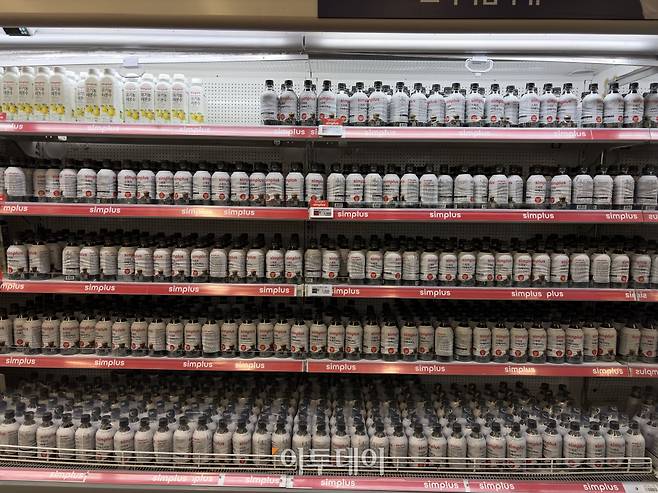 3·1절 연휴가 시작된 지난달 28일 홈플러스 자체 상표(PB) 상품으로 채워진 매대(황민주 기자 minchu@)