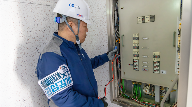 '자이답게 관심깊게' 캠페인을 통해 GS건설 직원이 기 공급한 아파트 공용부를 점검하고 있는 사진(GS건설 제공)