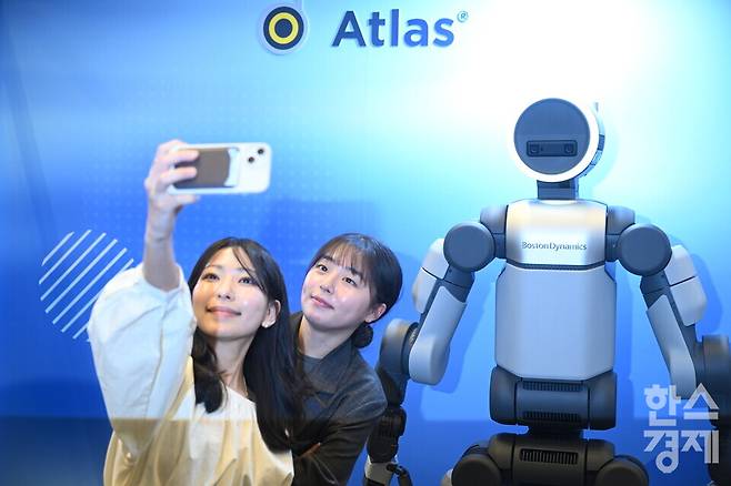 2026 스마트공장·자동화산업전((AW 2026)이 4일 서울 강남구 코엑스 전관에서 열린 가운데 방문객들이 현대자동차그룹 부스서 보스턴다이내믹의 휴머노이드 로봇 '아틀라스' 와 기념촬영을 하고 있다. 이번 행사는 아시아 최대 제조 AX(AI 전환) 전시회로 오는 6일까지 열린다./ 이호형 기자 leemario@sporbiz.co.kr 2026.03.04