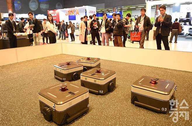 2026 스마트공장·자동화산업전((AW 2026)이 4일 서울 강남구 코엑스 전관에서 열린 가운데 방문객들이 현대 무벡스&nbsp; 부스서 AMR 로봇 시연을 지켜보고 있다. 이번 행사는 아시아 최대 제조 AX(AI 전환) 전시회로 오는 6일까지 열린다./ 이호형 기자 leemario@sporbiz.co.kr 2026.03.04