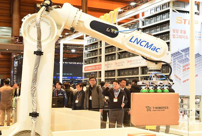 2026 스마트공장·자동화산업전((AW 2026)이 4일 서울 강남구 코엑스 전관에서 열린 가운데 방문객들이 T-로보틱스 부스서 산업 로봇 시연을 지켜보고 있다. 이번 행사는 아시아 최대 제조 AX(AI 전환) 전시회로 오는 6일까지 열린다./ 이호형 기자 leemario@sporbiz.co.kr 2026.03.04