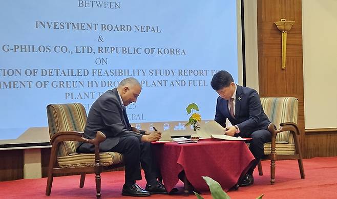 지필로스는 지난해 8월 네팔투자위원회(IBN)와 네팔 내 '친환경 그린수소 생산 및 연료전지 발전 플랜트 구축'을 위한 양해각서(MOU)를 체결하는 등 해외 시장 진출에도 속도를 내고 있다. 사진은 협약식에서 MOU 문서에 서명하는 박가우 지필로스 대표(우측)의 모습./ 지필로스