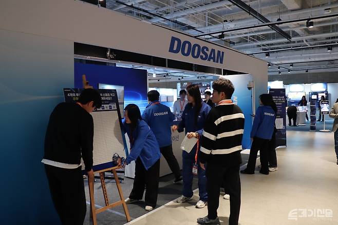 4일 서울 코엑스에서 열린 'AW 2026' ㈜두산 디지털이노베이션BU 부스 모습. ⓒ투데이신문