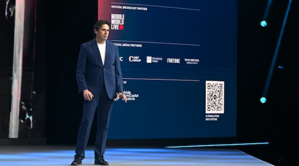 마이클 니콜스 스페이스X 스타링크 부문 수석부사장은 MWC 2026 첫날인 3월 2일(현지시각) '스타링크와 위성-모바일 통신의 미래(The Future of Satellite-to-Mobile with Starlink)'에서 기조연설하고 있다. / MWC 공식 홈페이지 갈무리