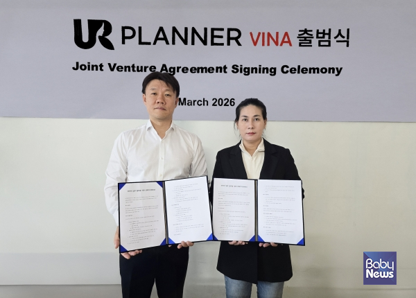 베트남 하노이에 소재한 팜스모닝 본사에서 장우홍 유어플래너 대표(왼쪽)와 판 응옥 안 팜스모닝 대표(오른쪽)가 기념촬영을 하고 있다. ⓒ유어플래너